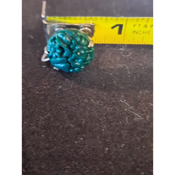 Vintage Screwback Earrings Green Carved - Picture 6 of 6